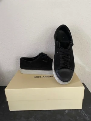 Arigato skor  - Säljer mina arigato skor storlek 42 pga andvänds ej. Lite skadade på vänstra tån