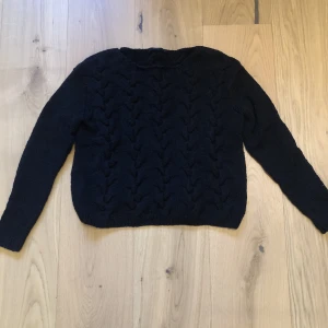 Svart coströja - Kabelstickad svart tröja från cos i bomullsblandning! Så nice lättare material och håller den svarta färgen väldigt väl. Något kortare modell. Strl M 