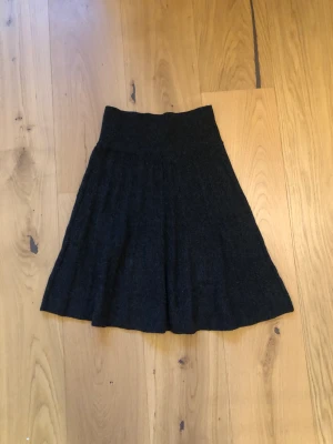 Ullkjol - Ull/bomulls kjol i mörkgrått! Passar xs-m då det är mycket strech i den. Söt vinterkjol!