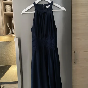 Balklänning  - Fin mörkblå balklänning  Storlek 36 Använd 2 gånger  