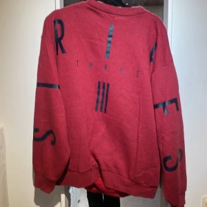 Sweatshirt med ryggtryck - Vinröd sweatshirt med ryggtryck i marinblått. Märket är adidas och den är mycket sparsamt använd. Storlek S. Hör av dig vid frågor 💕