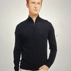 Merino kofta  - Tröjan har aldrig använts och ligger fortfarande kvar i kartongen. Jag erbjuder gratis frakt. Jag har både small, medium och large