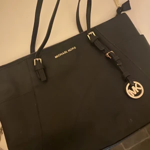 Äkta michel kors väska - En äkta Michael kors väska i bra skick. Skriv om eventuella funderingar och pris kan diskuteras