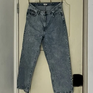 Jeans - Den sista bilden visar mer tydligt hur färgen på jeansen ser ut! ( det är samma jeans på alla tre bilderna). Hör av dig vid frågor gällande mått💕inga tecken på användning!