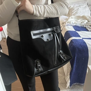 Vintage väska  - Riktigt snygg vintage stil axelremsväska😍den är köp från shein. Säljer den då jag ångra och tycker inte den passar min stil längre. 