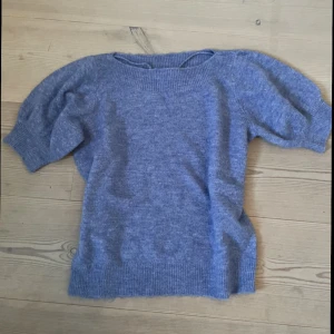 Stickad tröja  - Superfin stickad tröja med korta ärmar från vero moda i storlek s, knappt använd så i nyskick⭐️