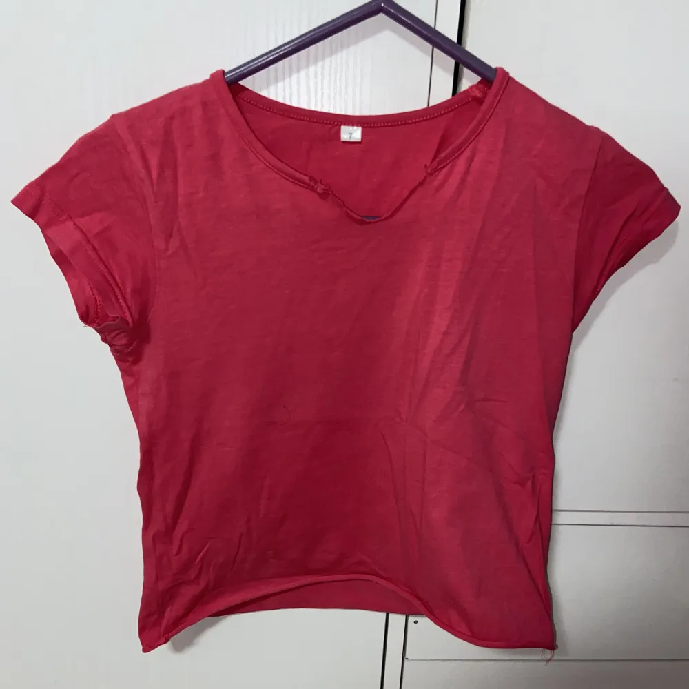 En rosa tröja som ligger i bra skick och är väldigt skön att ha på sig. 💞 Den är i storlek Xs💞. Toppar.