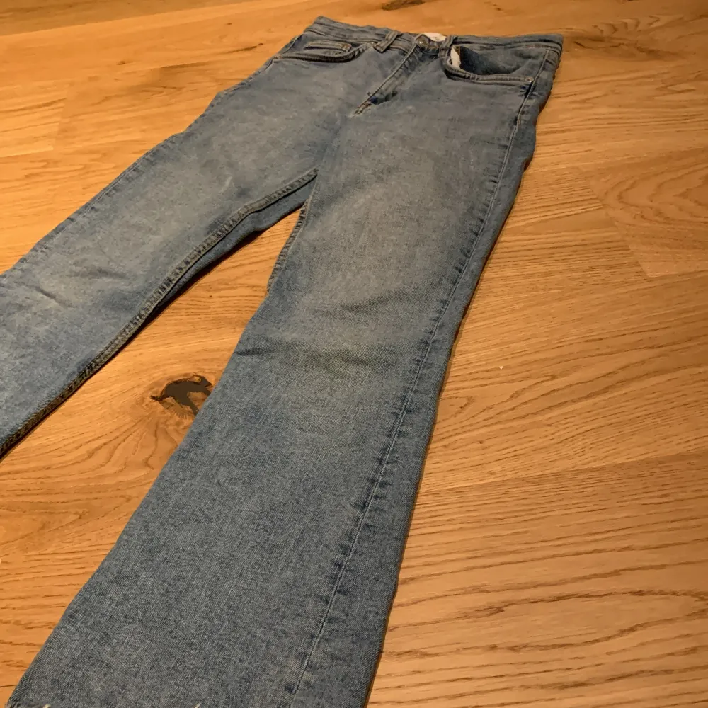 Superfina blåa, lågmidjade jeans ifrån Zara, säljer pga att de är för små.  65kr + frakt🦋. Jeans & Byxor.