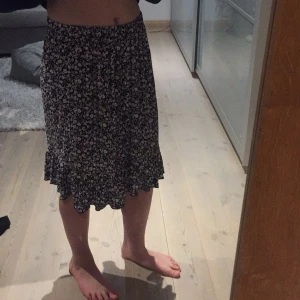 Blommig kjol - Somrig kjol lite längre modell, säljer pga att jag inte använder  den. Tunt tyg från kapphal, storleken är 146/152 men passar alla storlekar den blir bara kortare om man är längre🌸