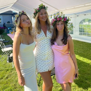 Adoore klänning - Klänning från adoore, använd endast en gång, storlek 36. Passar på mig som är 175cm och har storlek s/m  i vanliga fall. Pris kan diskuteras vid snabb affär🤍