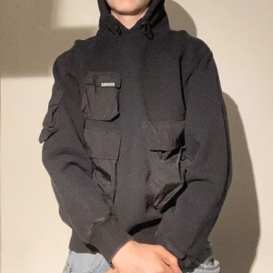 Hoodie, Stüssy - Svart hoodie, Stussy design corp.  Bra skick, knappt använd. 4 fickor. Den är S men lär passa M också. 
