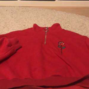Säljer en röd divided tröja som endast blivit använd ett fåtal gånger. Säljer dock väldigt billigt för att det är några fläckar på framsidan och armen men man ser det inte så tydligt.❤️tror den är köpt för ca 150kr