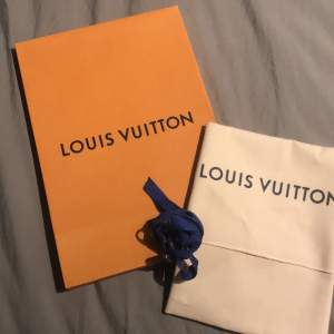 Äkta Louis Vuitton låda med snöre och dustbag