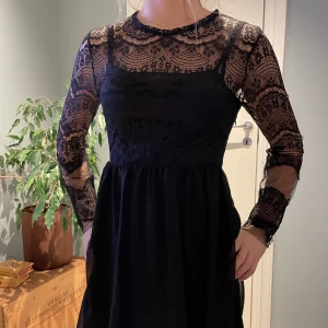 Spetsklänning  - Svart klänning i spets, knälång. Från Rut&Circle storlek 38 