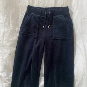 Mörk blåa Juicy byxor - Juicy byxor i bra skick. Endast andvända några få gånger och i väldigt bra skick. Byxorna är i färgen ”Night Sky”. 