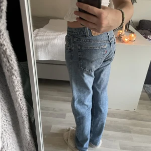 Vintage Levis jeans - Supercoola jeans! Köpta secondhand så lite oklart med storlek😬Men skulle säga att dem är lite ”baggy” för mig som vanligtvis har 36-38❣️