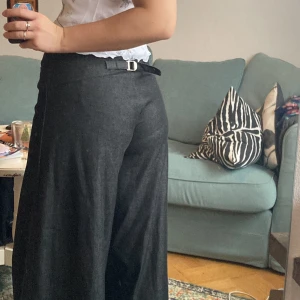 Vid byxa i skönt tyg - En vid byxa från pimkie, mörkgrå i någon form av processat bomull, super fina till klackar. En egen byxa, fin detalj bak på byxan. Slutar precis under naveln, lite stretchiga. 