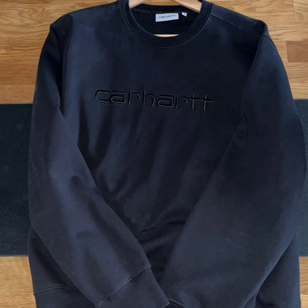 Black on black carhartt sweatshirt i strl M, tröjan är i inprincip nyskick.. Hoodies.