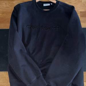 Black on black carhartt sweatshirt i strl M, tröjan är i inprincip nyskick.
