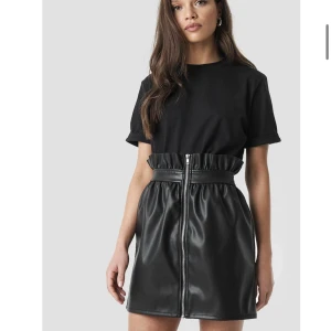 Skinnkjol - Skinnkjol från LINN AHLBORG x NAKD! Storlek 32 som tyvärr är för liten för mig. Inga defekter 💗Frakt tillkommer