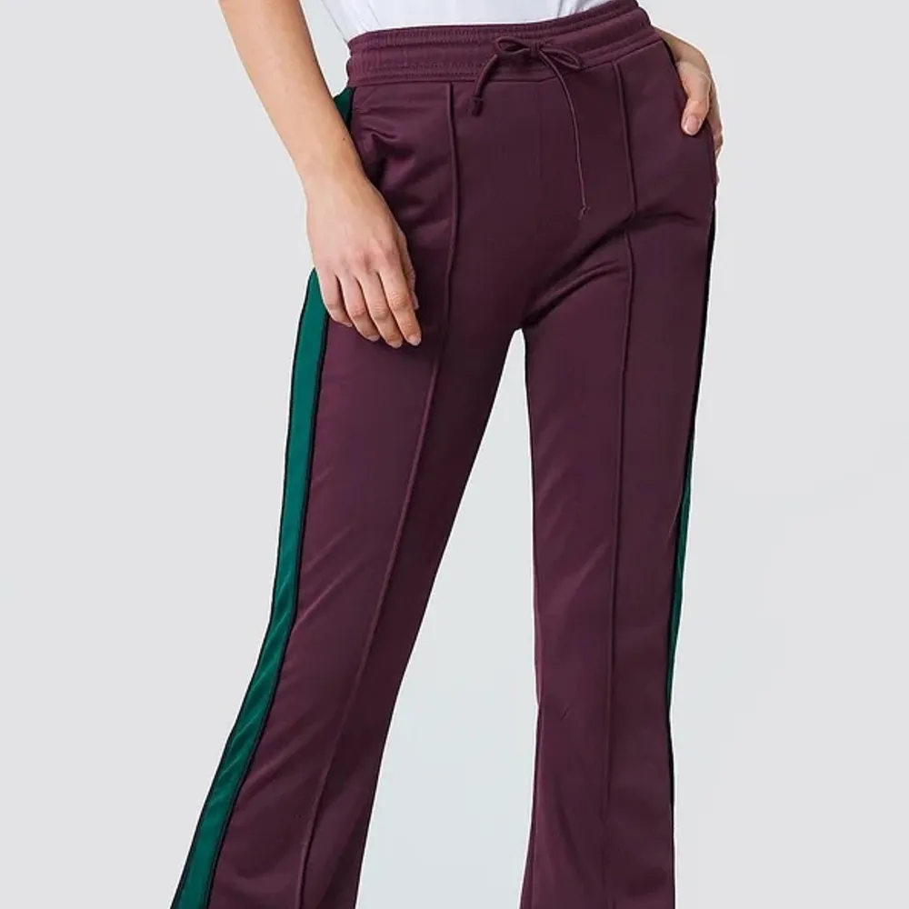 Trackpants från NA-KD. Supersköna och snygg passform🌟I bra skick👍🏼. Jeans & Byxor.