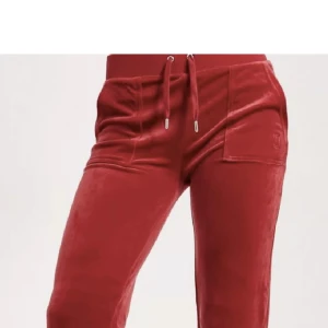 Juicy couture  - Säljer mina väl andvända juicy byxor. Dom har en fläck vid insida lår av lera men det går bort i tvätten❤️