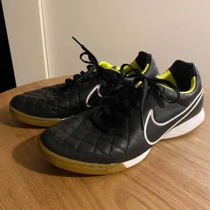 Nike tiempo inomhusskor  - Tja säljer mina inomhusskor då de ej kommer till användning inget fel på de sköna och lätta skor.  Stl 41 (känns som mindre)