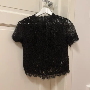 Spetstopp zara - Säljer denna spetstopp från zara❤️ aldrig använd! Säljer den i vit också!