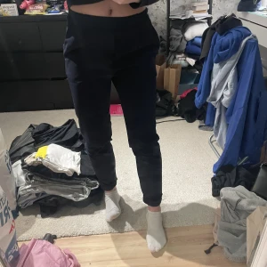 Kostym byxor  - Säljer kläder pga utresning, fint skick köparen står för frakt💙 Använda 1 gpng, mörk blå kostymbyxor 