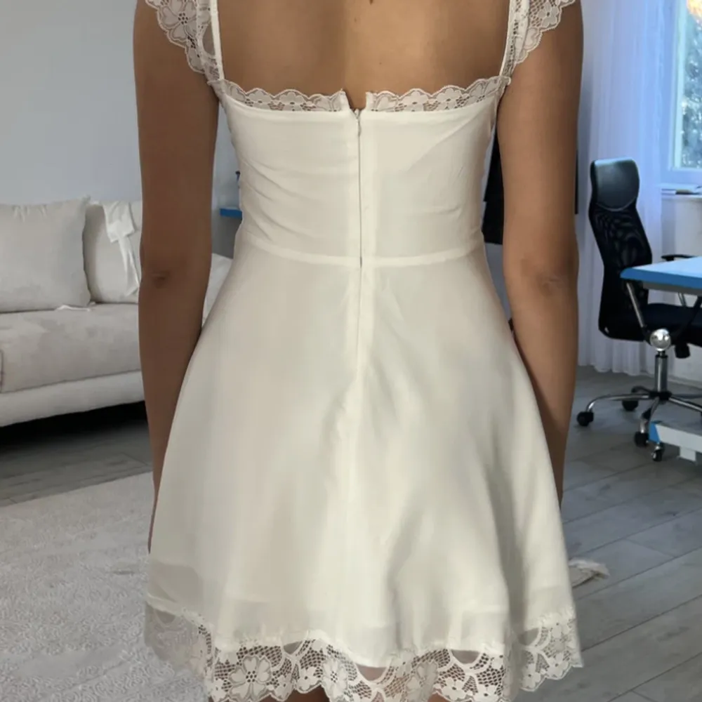 Säljer en jättefin vit klänning från Fenity Fashion!! Aldrig använd så den är i perfekt skick. Storlek S. Korset-detaljen går att knyta både i fram och i bak <3 Nypris ~736kr inklusive frakt.. Klänningar.
