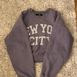 Sweatshirt  - Säljer denna fina tröja från bikbok storlek xs använts typ 2 gånger säljer pågrund av att den inte kommer till användning.  Säljer för 75+frakt eller bud 💕 