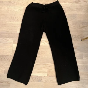 Stickade byxor  - SanneAlexandra stickade byxor. 