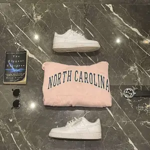 North Carolina Hoodie Strl: S Skick:  har fläckar