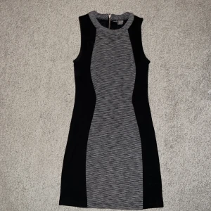 Klänning - Jättefin klänning från H&M💕 sitter jättefint på kroppen