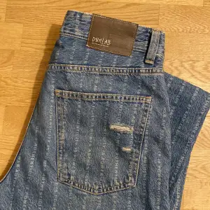 Själv designade jeans från Bershka💞 (har typ valt passformen, hållens plats och att de ska va randig text på). De är i storlek 40 herr och modell straight/raka. Väldigt fina men tyvärr inte ens still längre :( 💗💗skriv gärna vid frågor ❤️