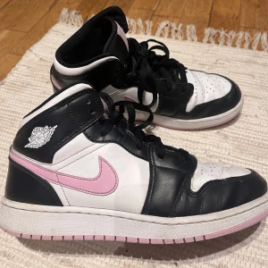 Jordans - Säljer mina Nike air jordan 1 mid i storlek 40. Skorna är i använt skick. Hämtas i Abrahamsberg i Stockholm, alternativt kan jag mötas upp centralt i Stockholm. Vid frakt betalar köparen hela frakten.