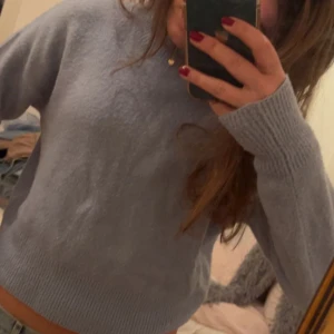 Tröja &otherstories  - Säljer denna mysiga blåa stickade tröjan från &otherstories! Den är i mycket bra skick och perfekt nu under vintern. Skriv vid intresse! 