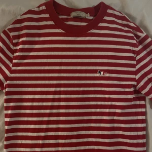 Långärmad randig t-shirt - Säljer min helt oanvända MAISON KITSUNÉ långärmade t-shirt. Priset kan självklart diskuteras och köparen står för frakten😘 (Ordinarie pris 1250kr)
