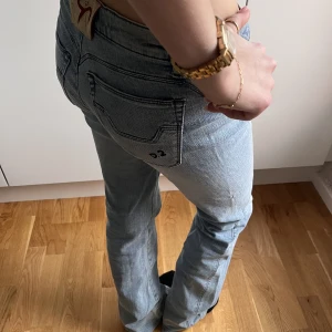 Bootcut Jeans - Ett par bootcut jeans köpta i Barcelona! Skitcoola med unika detaljer vid sömmarna!😎🙌 Skriv för mått!