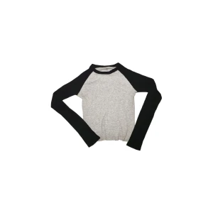 Två färgad långärmad tröja - Fin långärmad ribbad från brandymelville. Denna säljs ej längre. Använd sparsamt.