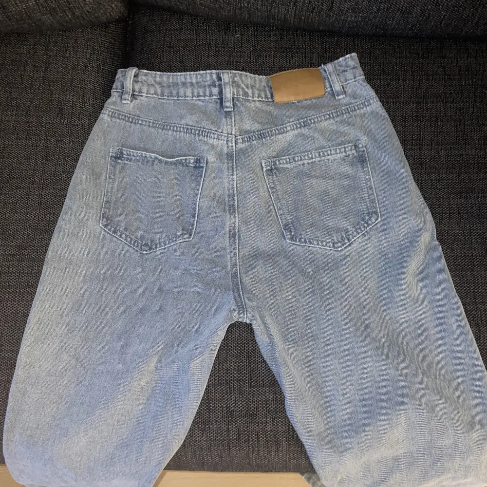 Gråa håliga jeans från MISSGUIDED i storlek 36 tall, passar mig som är 180cm. Oanvända och i fint skick. Köparen står för frakten! 💕. Jeans & Byxor.