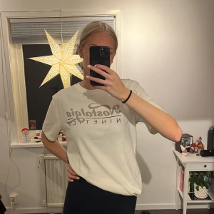 T-shirt - Vit t shirt med tryck från ginatricot. Rätt lång i modellen så passar för den som vill ha det lite oversize🤩