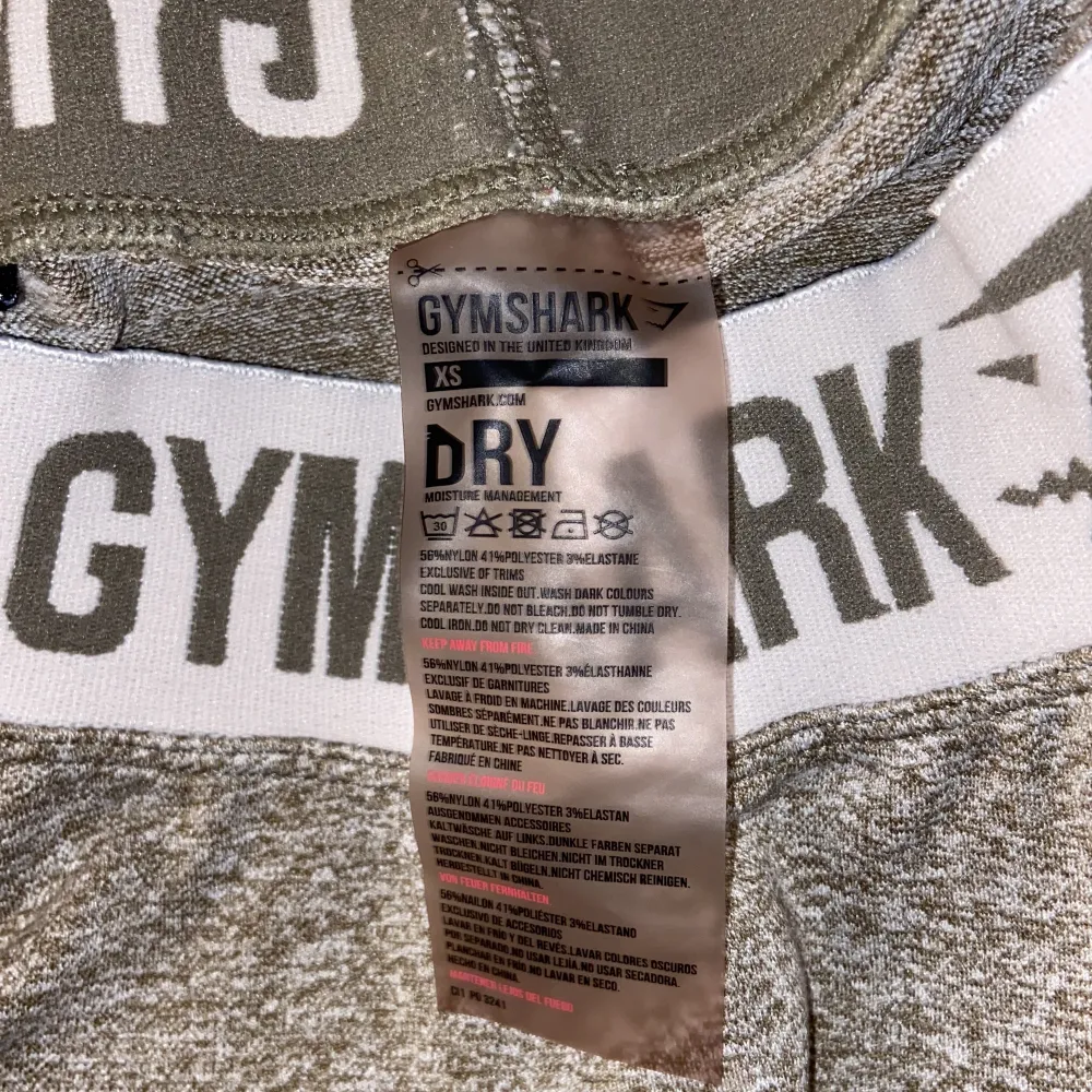 Gymshark tights från flex kollektionen. Säljer för jag inte använt dem på flera år. Bra skick, de sista bilden för lite få små trådar som sticker ut på bandet mot ryggen. Inget som märks egebrligen. Köpare står för frakt. Pris går att diskutera. . Jeans & Byxor.