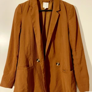 Mockabrun kavaj - Brun med orange ton (mockabrun?) kavaj