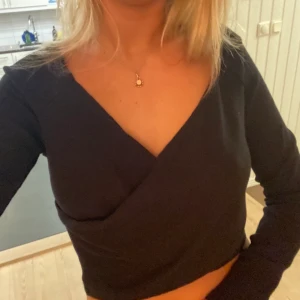 Svart topp - Svart topp från mango🖤Aldrig använd. Tröjan är i st XL men skulle säga att den passar S/M/L då den är stretchig