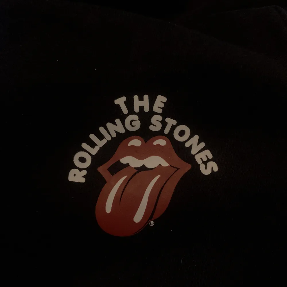 Fin svart hoodie med the Rolling Stones tryck! Helt oandvänd så i mycket bra skick❣️. Hoodies.