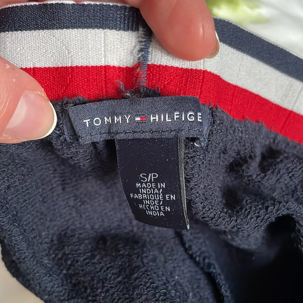 Lågmidjade marinblåa mjukisbyxor från Tommy Hilfiger.. Jeans & Byxor.