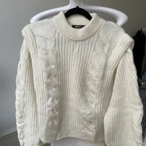 Jättefin tröja från Gina Tricot  - Fin tröja från Gina, använd en gång vid ett fototillfälle så den är i ett jättebra skick. Storlek XS, true to size. 