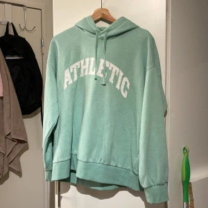 Skrik grön Hoodie  - Den e mer skrik grön än på bilden❗️pris kan diskuteras! Aldrig använt! Den har bara hängt i gadroben! Kan skicka mer bilder på dm!