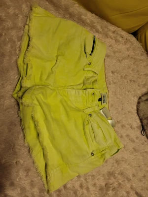 Short - Tommy Hilfiger korta jeans. Välanvänd. men dem fortfarande ser väldigt bra ut, utan hål och osv. Enda nackdel är dem var ljusgrön tidigare men tappat färg pga av solljus och flera tvätt. 